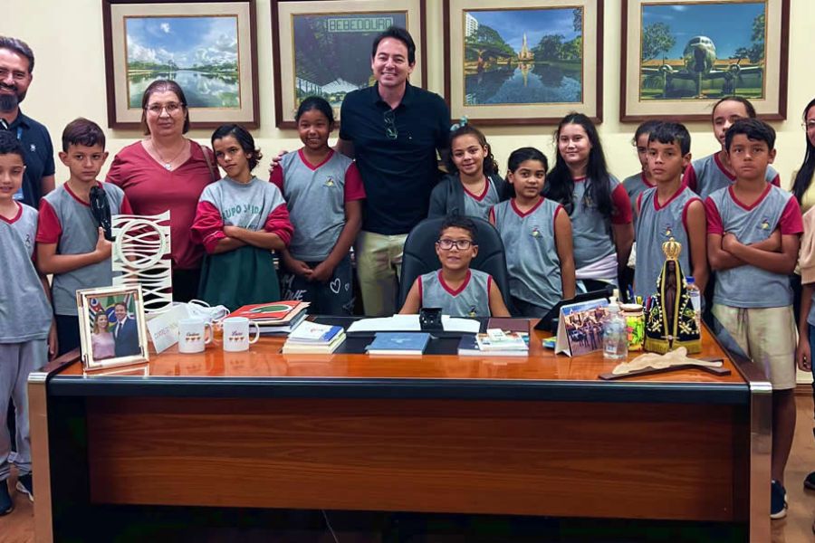 Alunos da EMEB Efigênia visitam a Prefeitura e conversam com o prefeito